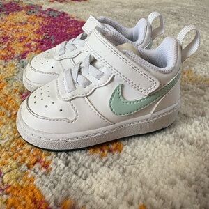 Nike Kids Sneakers in White and Mint